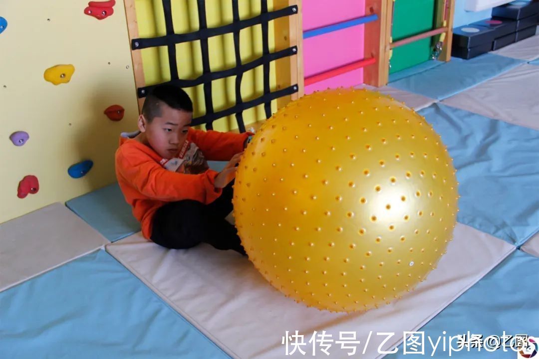 治疗|双胞胎同患脑瘫,奶奶患病后拒绝治疗,弥留之际叮嘱儿子救孩子