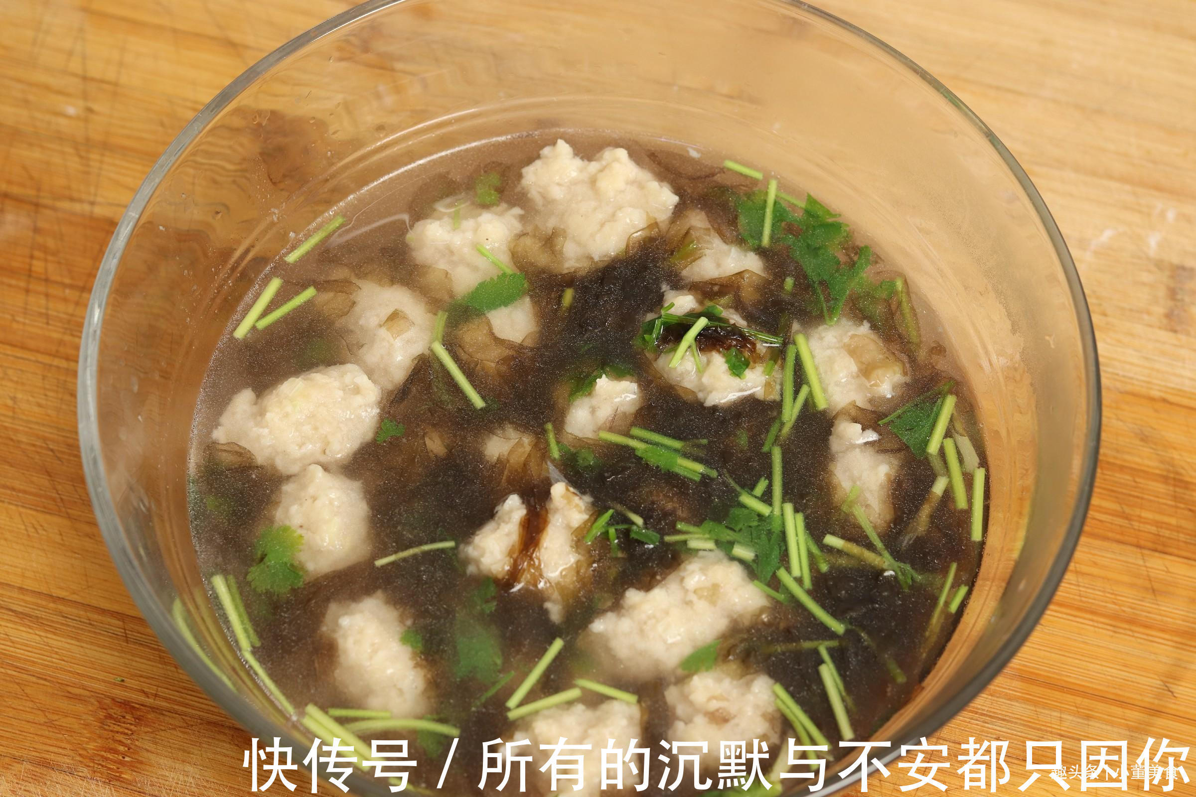 猪肉丸子的正确做法，多加这两样东西，丸子口感嫩滑，劲道有弹性