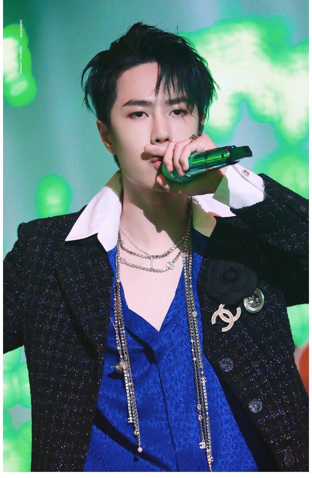 樂華|王一博綠海撐起樂華演唱會(huì)！僅四分鐘曝光量16億，主持人靠他暖場(chǎng)