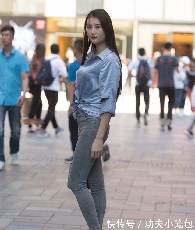 牛仔裤 上衣设计富有设计感,轻盈的设计看上去很高级,搭配牛仔裤就行!