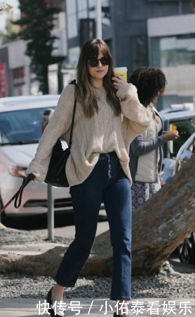  秋冬|今年秋冬的最百搭奖，我颁给“毛衣+直筒裤”，不分年龄谁穿谁美