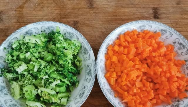 西兰花|煎饼就爱这种吃法，面糊搅一搅，柔韧又劲道，卷什么菜都好吃