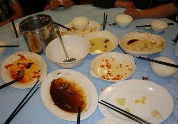 全职|喂完孩子盘子空了,90后宝妈怒翻餐桌,丈夫反手给她一巴掌