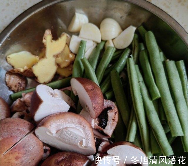 美食天下|土豆烧排骨，土豆粉糯，排骨入味，好吃下饭！
