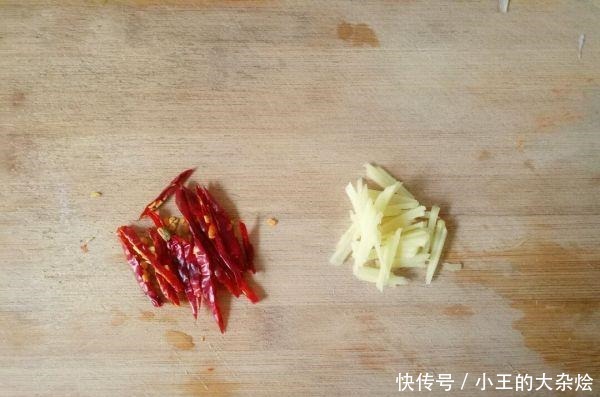 炒豆芽时加点“它”，豆芽更加清脆爽口，没有豆腥味！