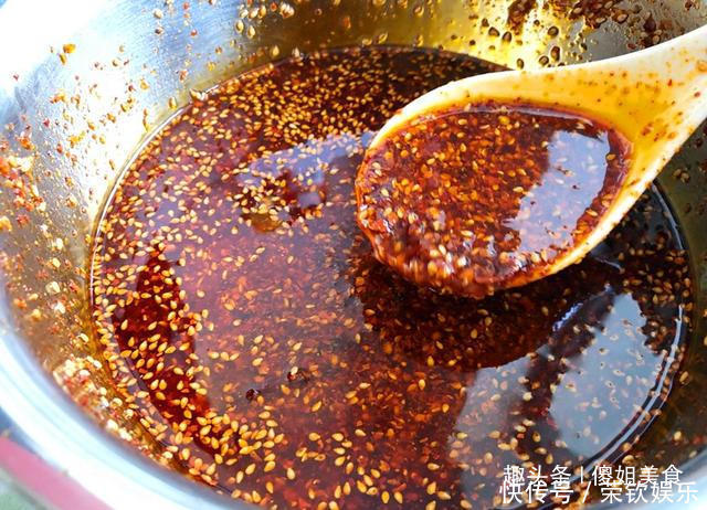 炸辣椒油时,万万不可直接浇热油,多加1步,辣油香辣红亮特解馋