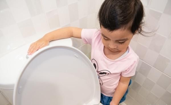 马桶|妈妈不焦虑!简单几招,让孩子开心学会‘自己的屁屁自己擦’