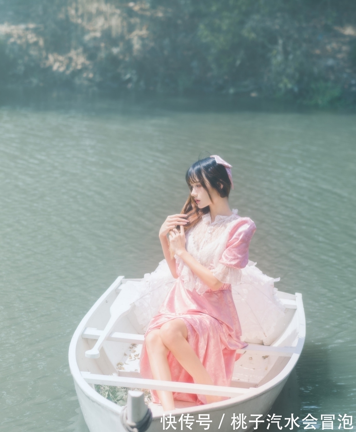 高天云#青山何处是,秋色已成空。凭窗期盼天涯客,谁晓红尘魂梦中