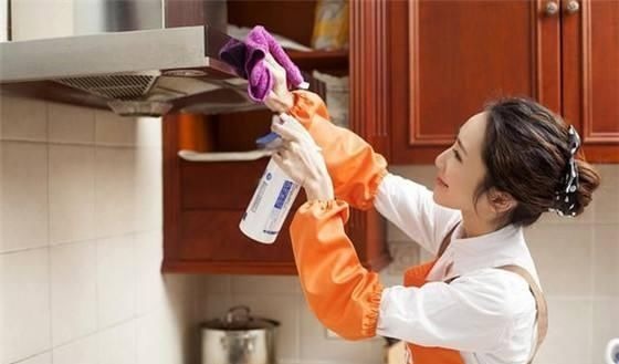 日子过久了才知道,自己清洗油烟机有窍门,一喷一擦就能搞定
