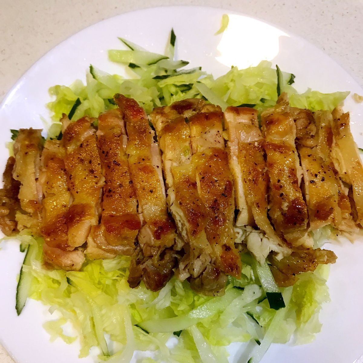 这是一道泰式菜,鸡肉搭配蔬菜,风味独特