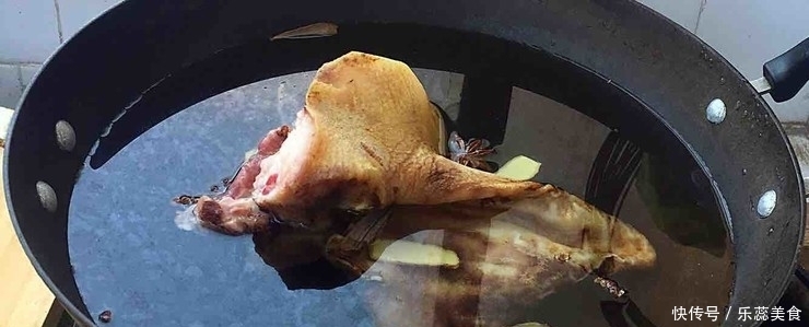 继猪蹄后,又一中国下酒菜在国外火了,老外:看着很脏,吃着贼香