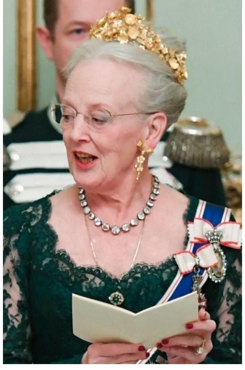 玛格丽特!丹麦玛格丽特二世女王审美独特,多顶黄金花卉头饰,造型古怪