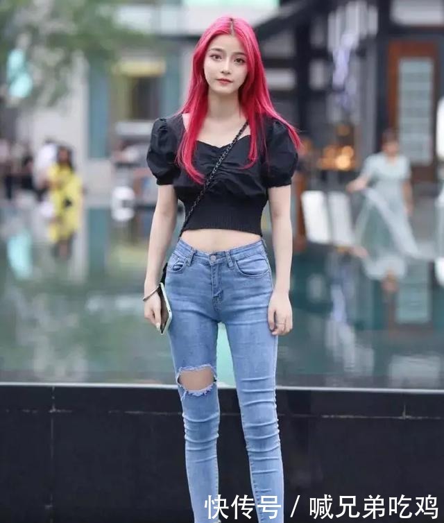 路人|秋冬的穿搭追求时尚的个性,让造型变得亮丽好看,与路人情说再见