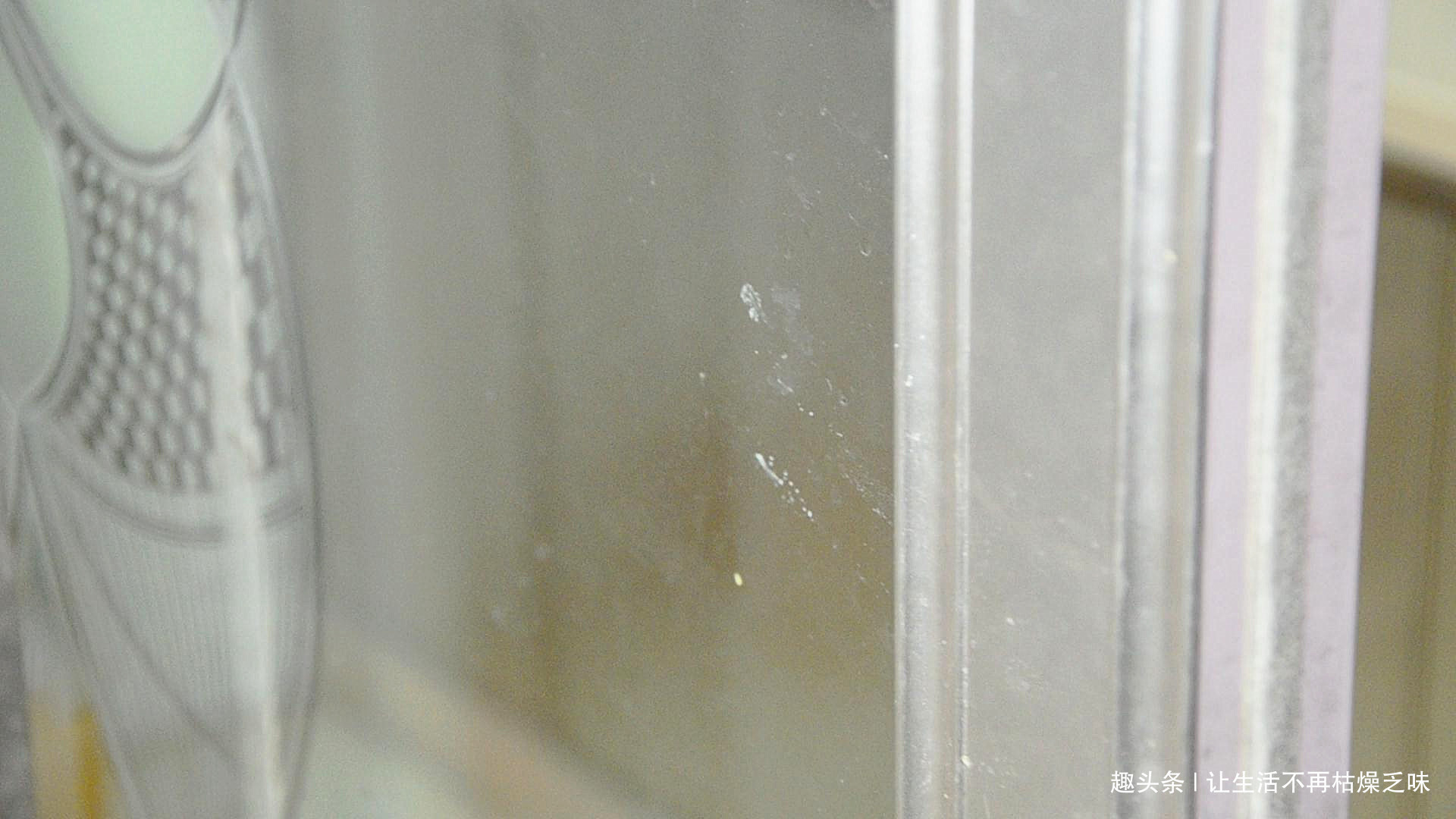 玻璃太脏别用水擦，教你一个诀窍，擦完非常干净，一点灰尘不留