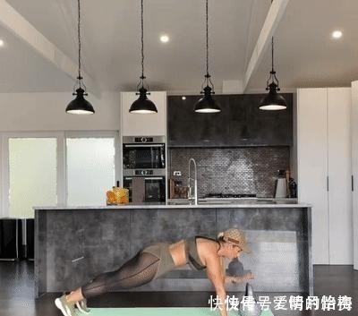 好身材|新西兰比基尼模特，从小健身，雕刻出性感腹肌和健美体格无可挑剔