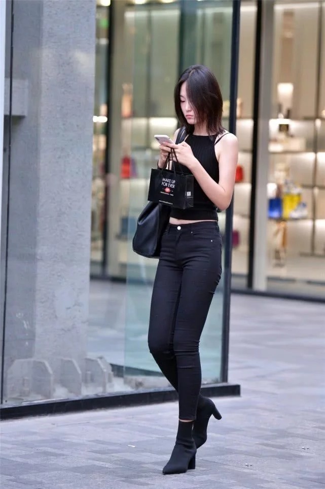 街拍:直发垂肩的小姐姐,一身新颖的衣装,优雅时尚