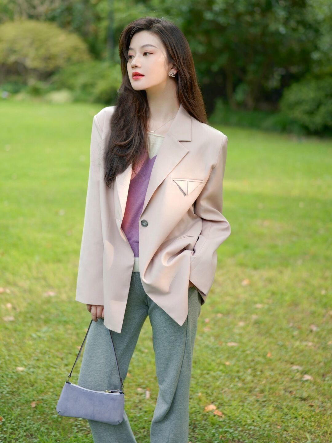 牛仔裤|针织衫选对颜色很重要，浅紫色针织衫+灰色运动裤，温柔又气质