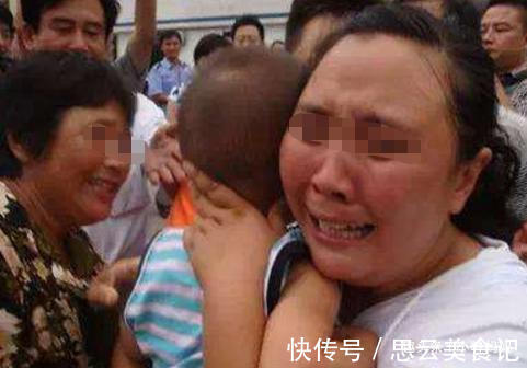 公交车|宝宝在公交车哭闹爸爸置之不理,乘客一句“抱怨”,挽救一个家庭