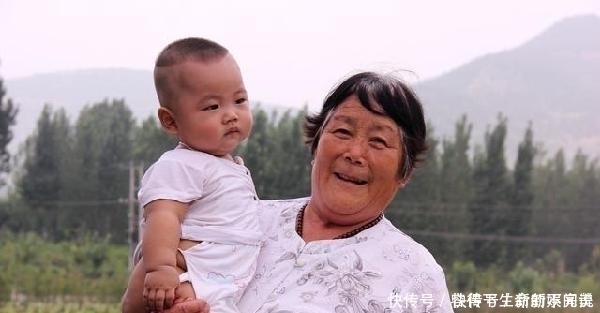 家长|美国33岁“巨婴”火了，用奶嘴穿纸尿裤，每天等着妈妈喂饭