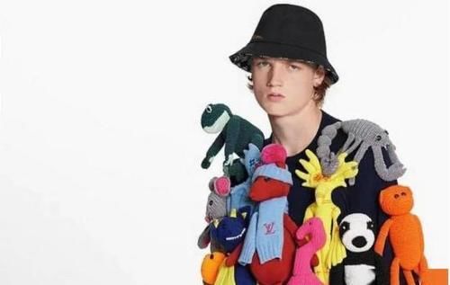 LV又出奇葩新品：挂了14个娃娃的毛衣卖五万