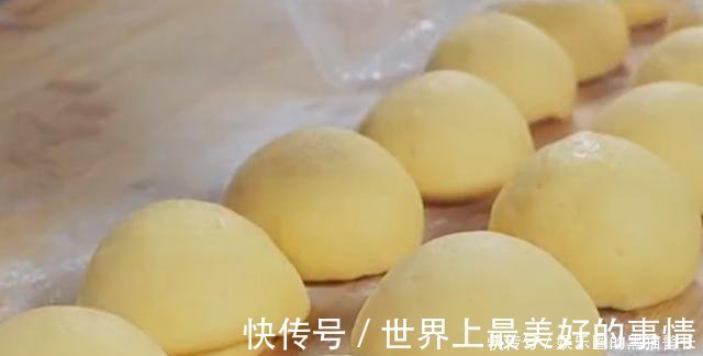 美味|玉米面倒开水锅里,瞬间变成美味,一次就成功,老人孩子都爱吃