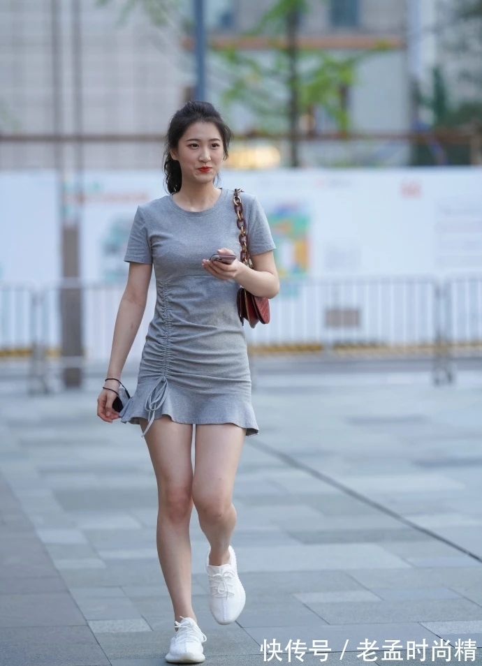 灰色裙子|街拍:穿灰色裙子的时尚女生