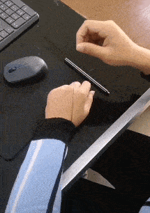 |搞笑GIF：有一个胖胖的女友，跷跷板都是无可奈何