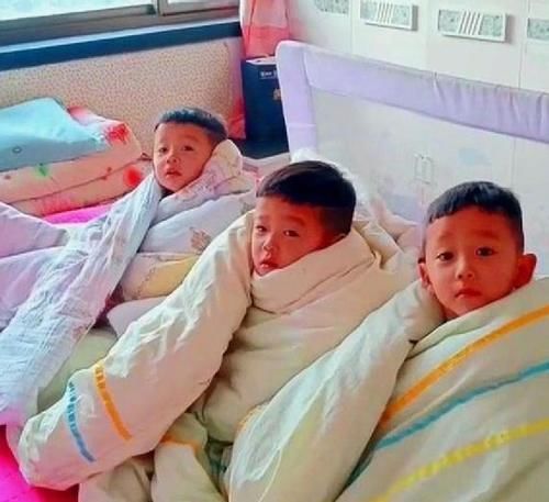 兄弟|三胞胎兄弟赖床不起，整齐的裹着被子，网友：排排坐，好可爱！