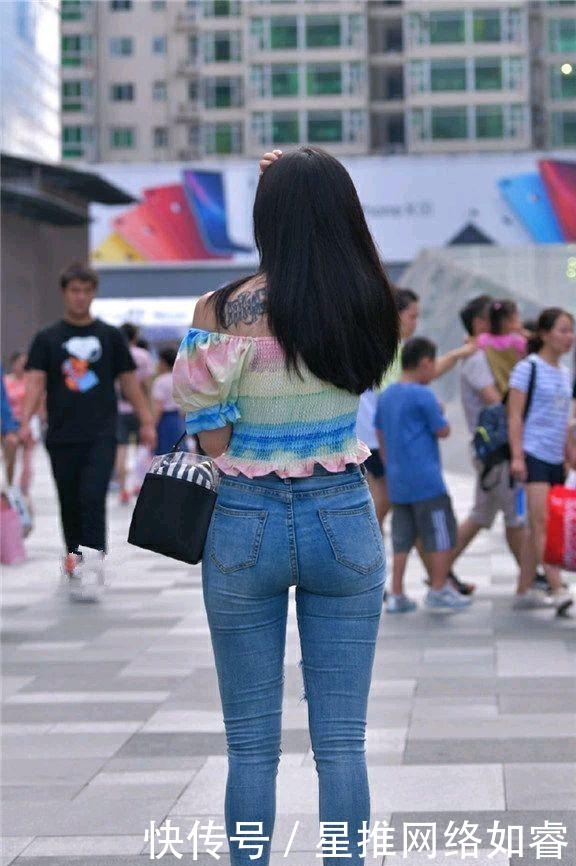 搭配|牛仔破洞休闲裤,搭配露肩上衣,回眸一笑很迷人