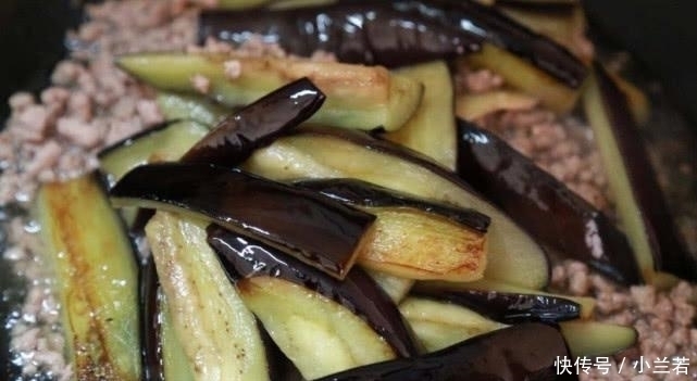 茄子|炒“茄子”时到底焯不焯水,看大厨炒完,原来20年都做错了