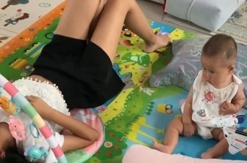 绝望|“不省心小姨”霸占娃的摇铃床,萌娃一脸绝望:这是人干的事吗?