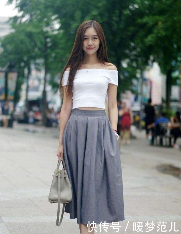 街拍:美女身穿一字肩上衣搭配半身裙,绰约多姿,千娇百媚