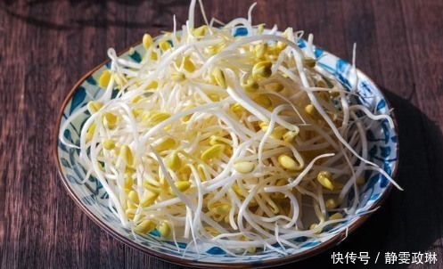 我家饭桌上一年到头都有这道菜,焯个水煮一煮,六七分钟就上桌