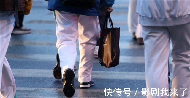 校服 校园“攀比风”盛行,身穿统一平价校服,却踩着天价名牌球鞋!