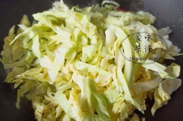 包菜炒粉条,很多人第一步就错了,大厨教你一招,营养下饭不起坨