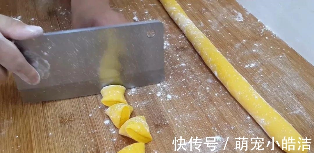 南瓜这样做才简单，锅里炸一炸，外皮焦脆又空心，比面包蛋糕还好吃