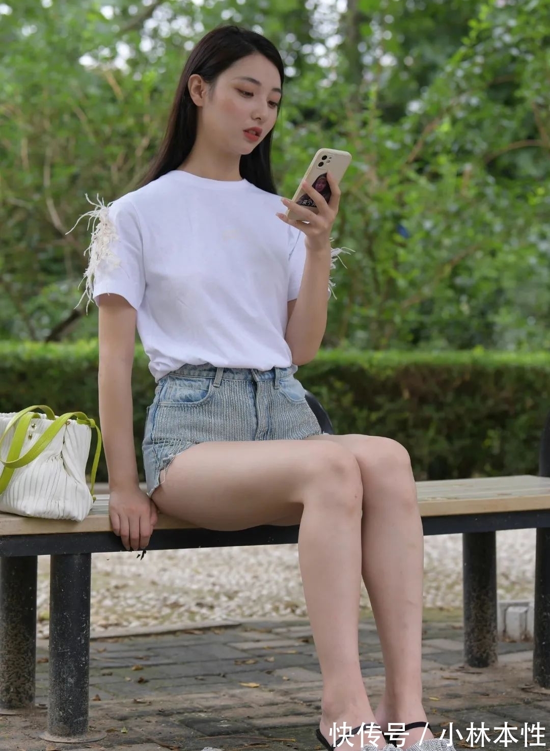 短裤 T恤加短裤搭配高跟凉拖鞋,简单大方的搭配也能穿出大长腿的效果