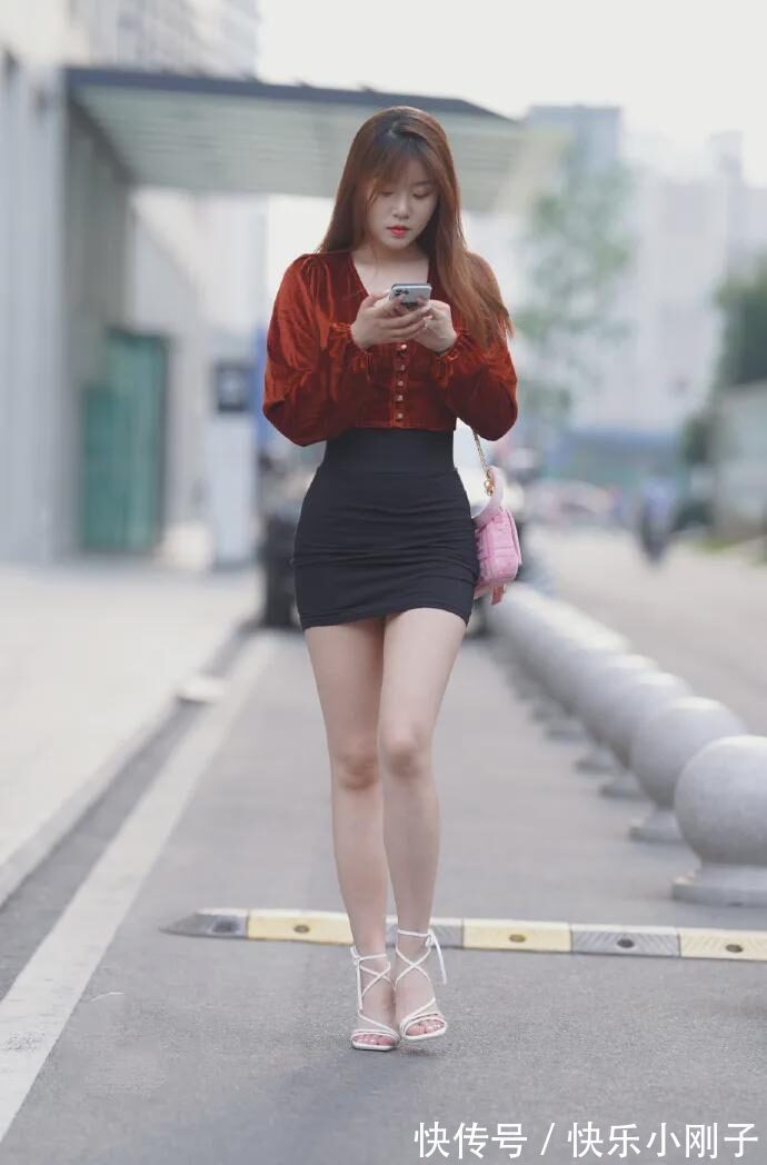 V领衫 包臀裙搭配V领衫,散发高雅的女人味