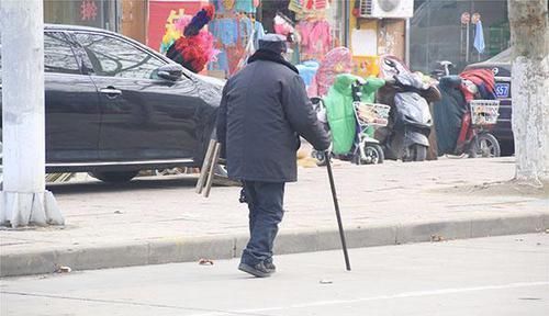 骨骼|60—70岁的老人，每天走多少步合适？医生给出范围，别走太多