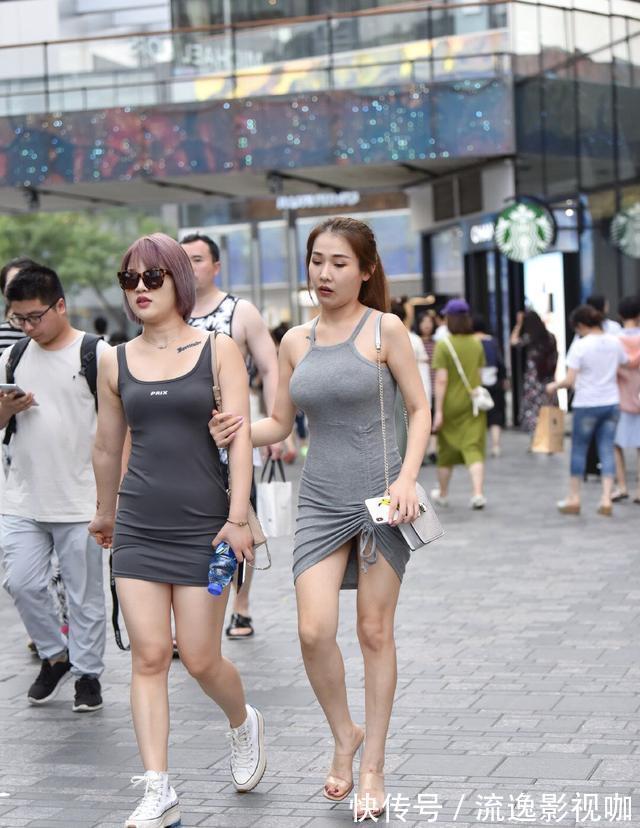 高跟鞋 美女穿“连衣裙”逛街,展现“水晶鞋”的魅力,性感又调皮