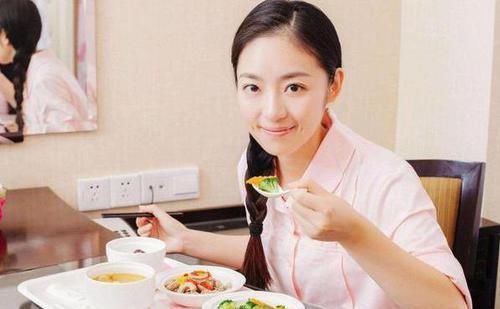 李女士|宝妈坐月子让老公倒垃圾,1小时后仍未归,宝妈一看窗外直接傻眼