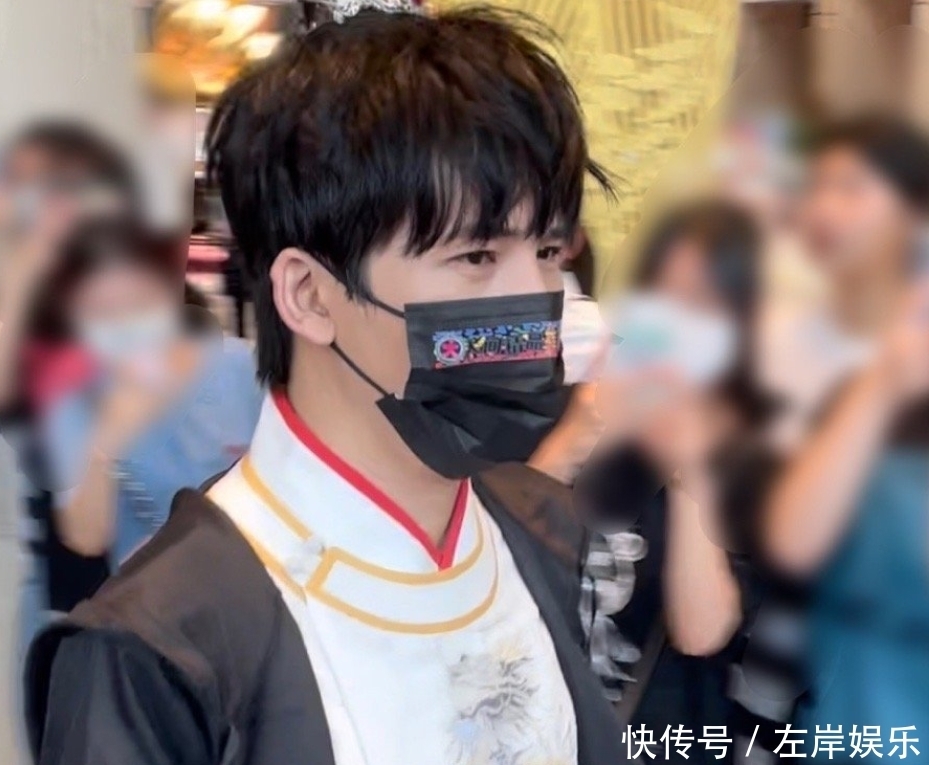 斗篷 《密室大逃脱》新路透曝光,全员黑色大斗篷,杨幂美成冷艳女杀手