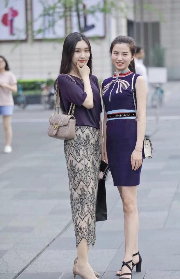 T恤下面一定不要选裤子，看看这姑娘，这样穿是有多美