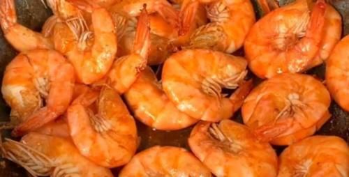 入味|煮大虾时,加水煮就错了,如此做,虾肉鲜嫩入味又好吃,太香了!