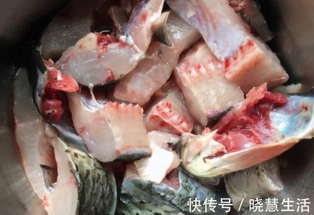 炸鱼时,蘸面粉还是裹蛋液?大厨:都不对,教你正确做法,香酥脆