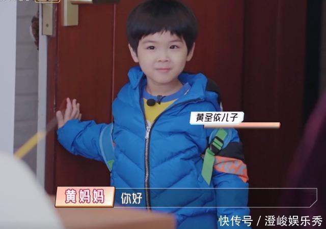 儿媳妇|黄圣依给婆婆洗澡,陈松伶跪地为婆婆穿鞋,孝顺背后是老公的差距