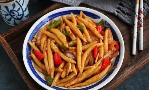 比肉还好吃的土豆面，挤成小鱼炒着吃，既是主食也是菜