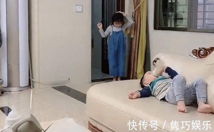 姐姐|“卑微弟弟”为姐姐留奶喂奶走红,这应该是混的最惨的二胎