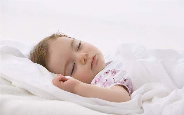 抱着能睡一放就醒，婴儿“落地醒”的7个原因，宝妈需尽快掌握
