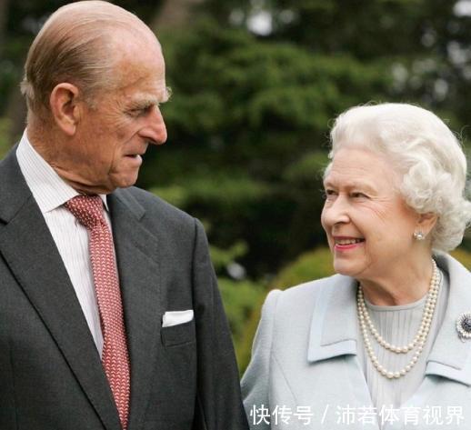 一条项链戴了76年,94岁英女王为你示范,珍珠项链这样戴才最优雅